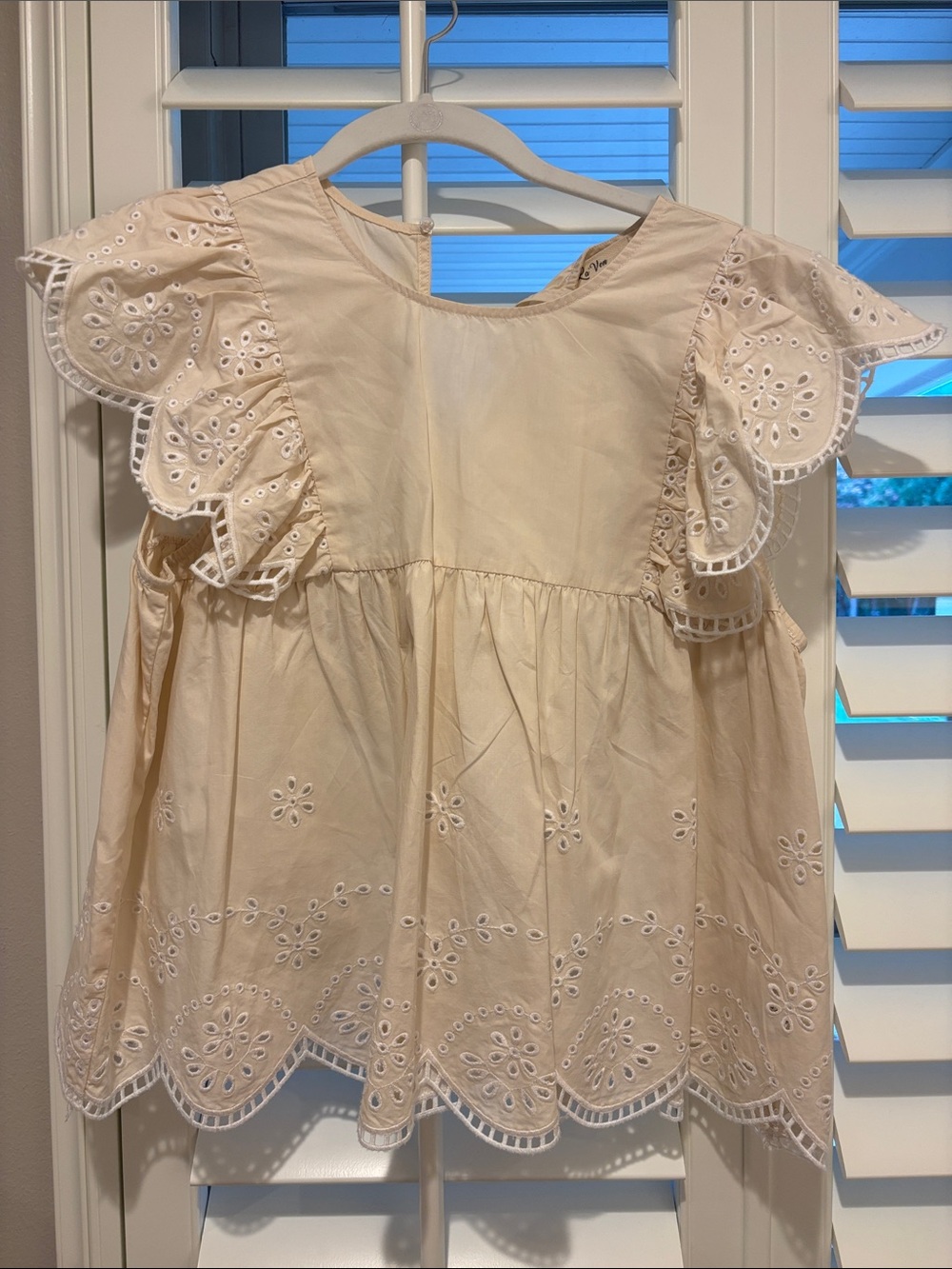 Women's Cream Eyelet Flutter-Sleeve Blouse